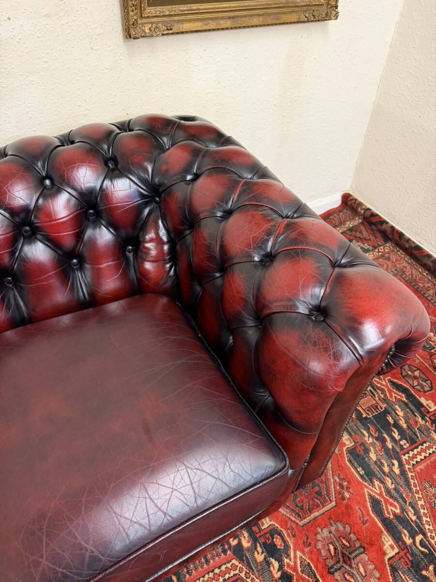 TRADITIONAL TWO SEATER ANTIQUE RED LEATHER CHESTERFIELD SOFA/SETTEE - Image 8