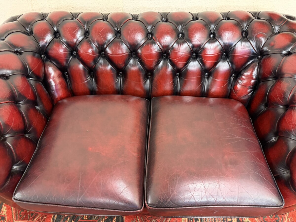 TRADITIONAL TWO SEATER ANTIQUE RED LEATHER CHESTERFIELD SOFA/SETTEE - Image 9