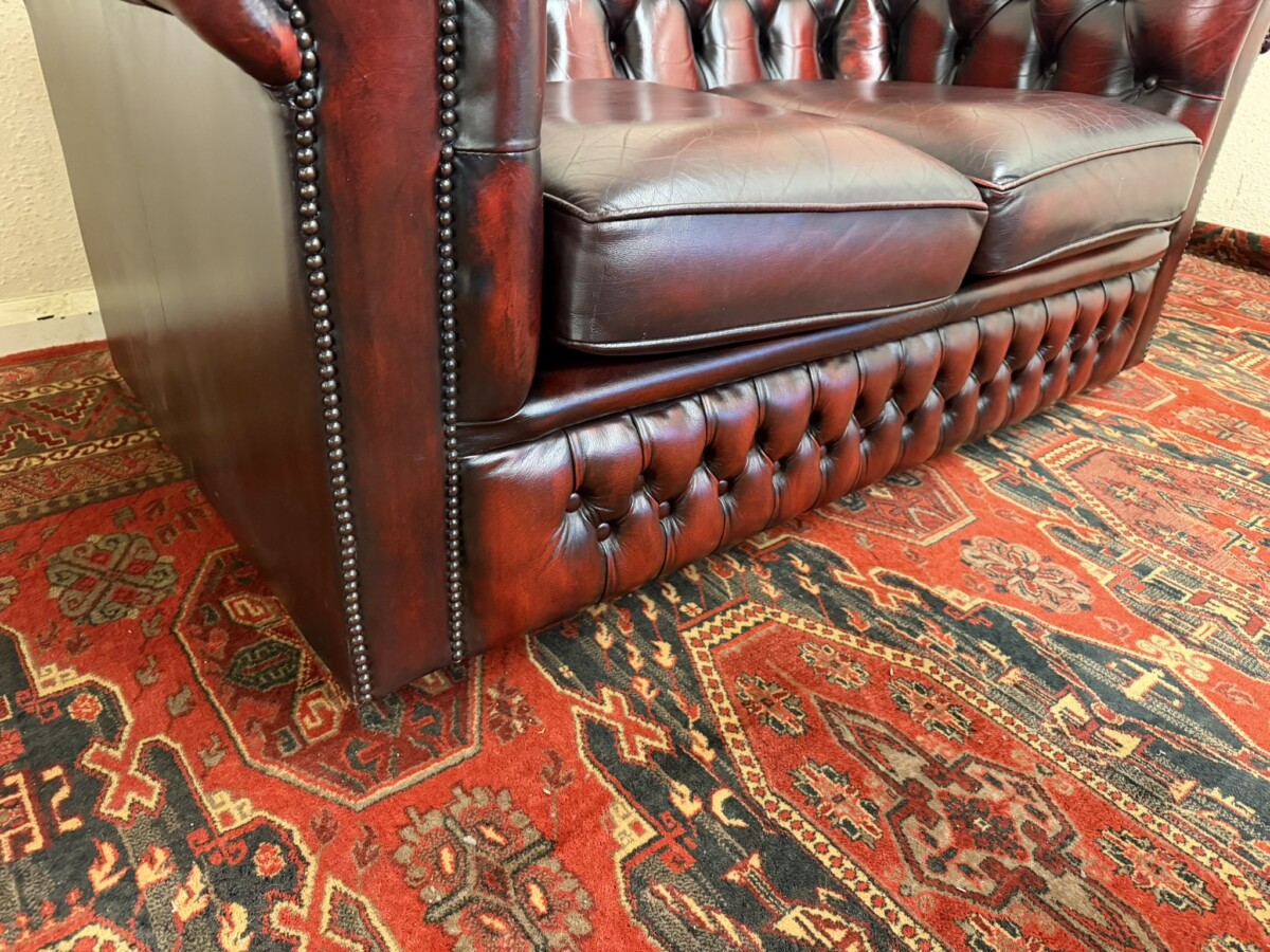 TRADITIONAL TWO SEATER ANTIQUE RED LEATHER CHESTERFIELD SOFA/SETTEE - Image 10