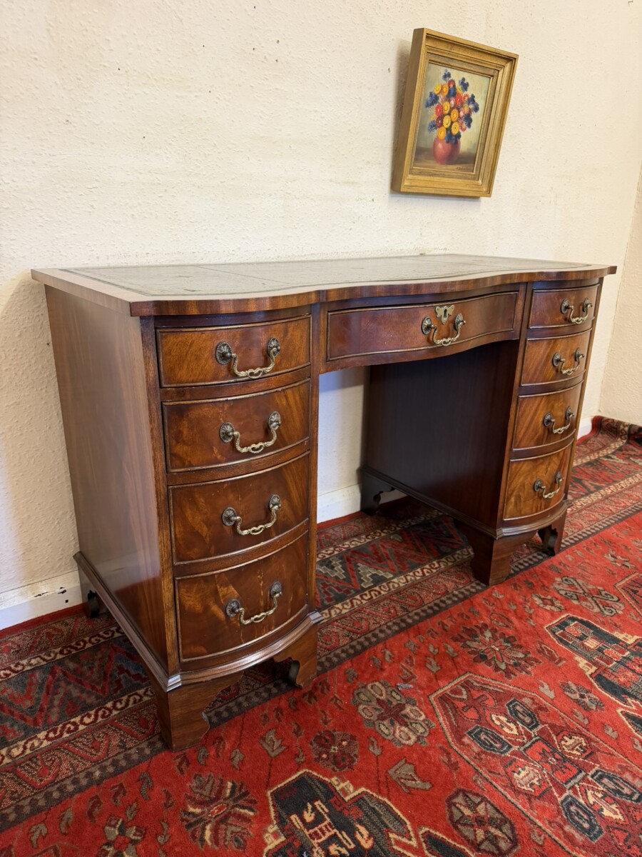 QUALITY SHAPED MAHOGANY LEATHER TOPPED DESK - Image 2