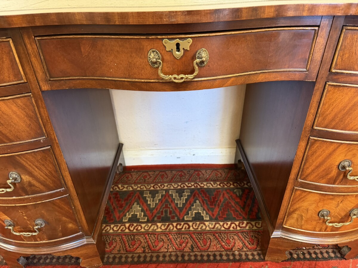 QUALITY SHAPED MAHOGANY LEATHER TOPPED DESK - Image 6