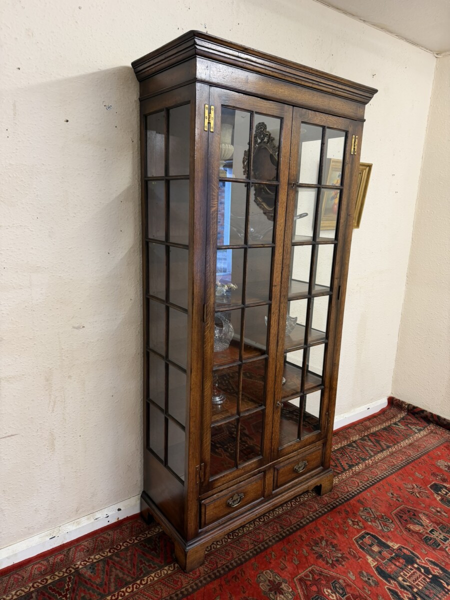 QUALITY OAK TITCHMARSH AND GOODWIN DISPLAY CABINET/CUPBOARD - Image 2