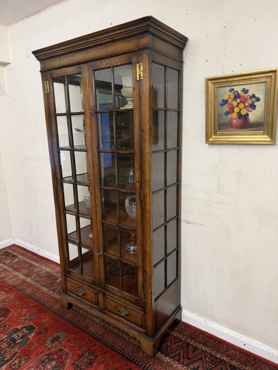 QUALITY OAK TITCHMARSH AND GOODWIN DISPLAY CABINET/CUPBOARD - Image 3