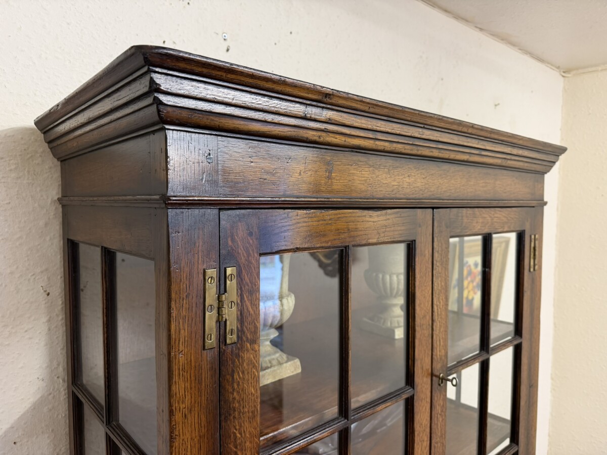 QUALITY OAK TITCHMARSH AND GOODWIN DISPLAY CABINET/CUPBOARD - Image 4
