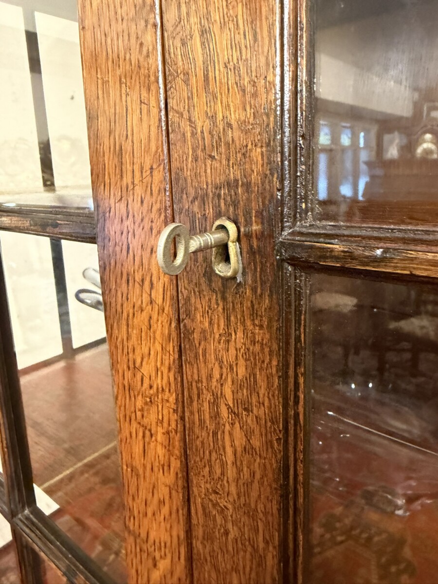 QUALITY OAK TITCHMARSH AND GOODWIN DISPLAY CABINET/CUPBOARD - Image 5