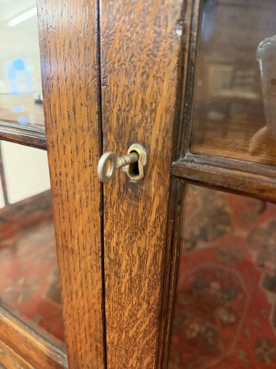 QUALITY OAK TITCHMARSH AND GOODWIN DISPLAY CABINET/CUPBOARD - Image 6