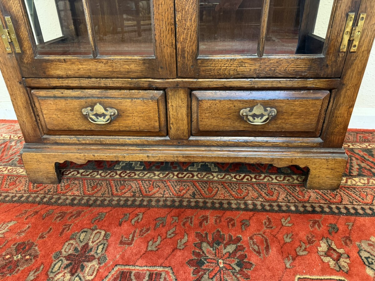 QUALITY OAK TITCHMARSH AND GOODWIN DISPLAY CABINET/CUPBOARD - Image 7