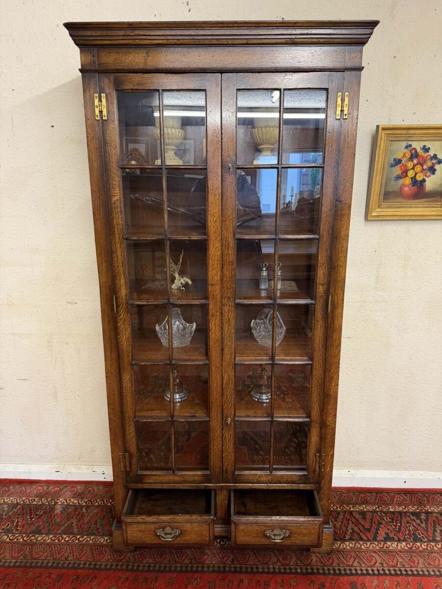 QUALITY OAK TITCHMARSH AND GOODWIN DISPLAY CABINET/CUPBOARD - Image 9