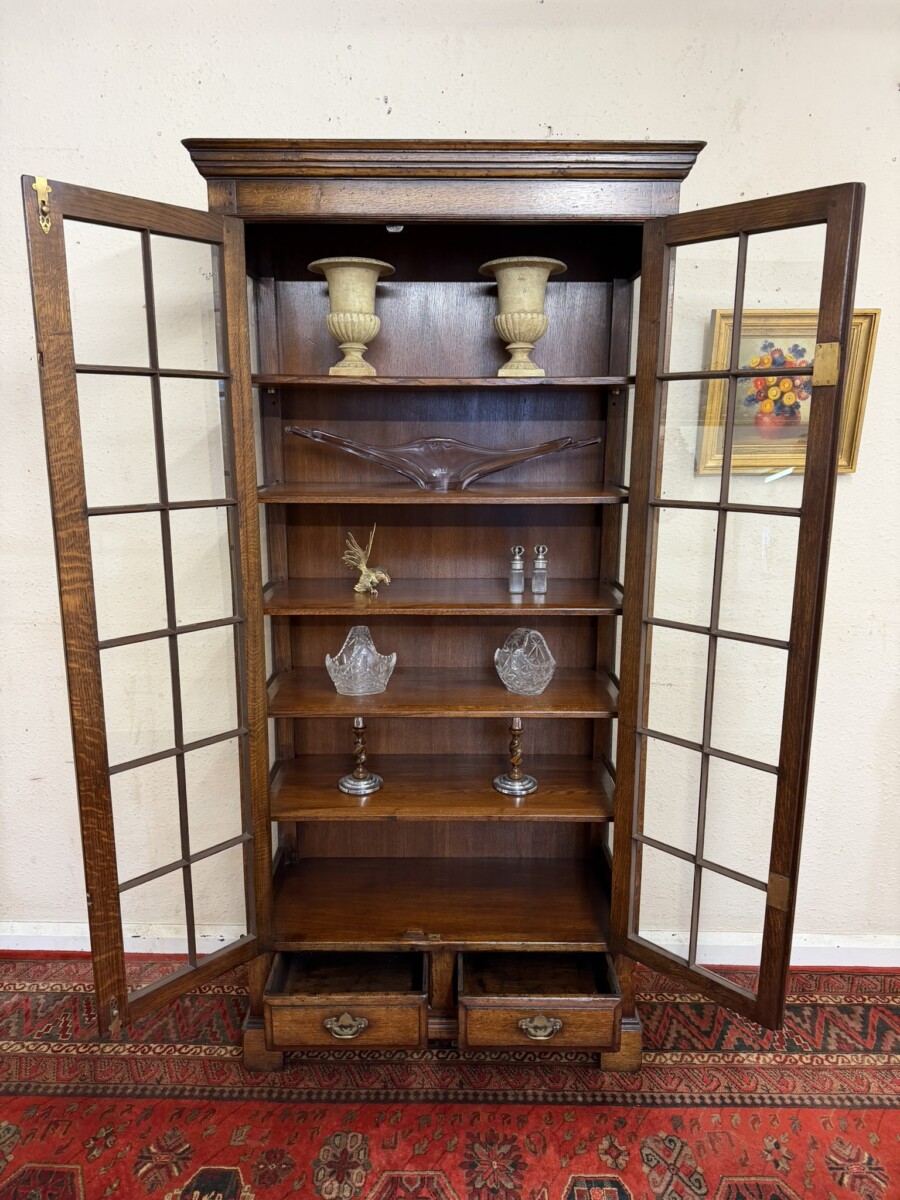QUALITY OAK TITCHMARSH AND GOODWIN DISPLAY CABINET/CUPBOARD - Image 10
